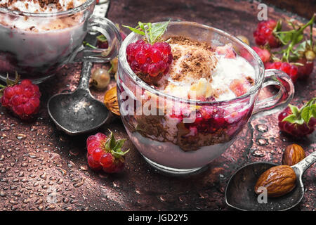 Eis Eisbecher mit Himbeeren Aromen im Glas Becher Stockfoto