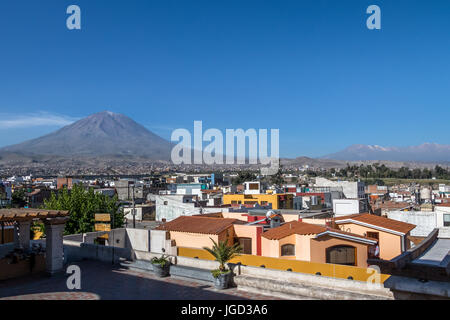 Stadt Arequipa mit Vulkan Misti auf Hintergrund - Arequipa, Peru Stockfoto