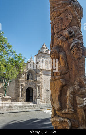 Geschnitzte Totempfahl Yanahuara und Yanahuara Kirche (oder San Juan Bautista de Yanahuara Kirche) - Arequipa, Peru Stockfoto