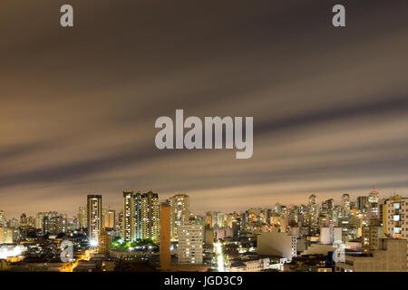 Blick auf die Stadt bei Nacht, vom Stadtteil Liberdade, Sao Paulo, Brasilien. Langzeitbelichtung geschossen Stockfoto