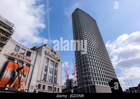 Dominion Theatre, Tottenham Court Road und der Mittelpunkt oder Centrepoint Bürogebäude, London, England, UK Stockfoto