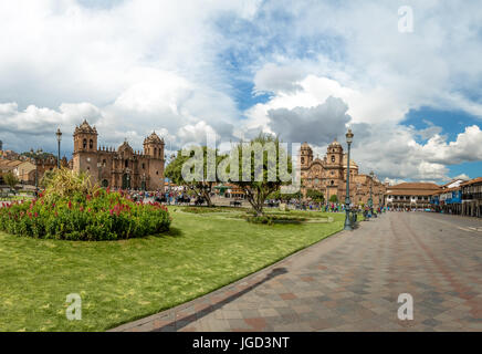 Panoramablick auf der Plaza de Armas mit der Kathedrale und Compania de Jesus Church - Cusco, Peru Stockfoto