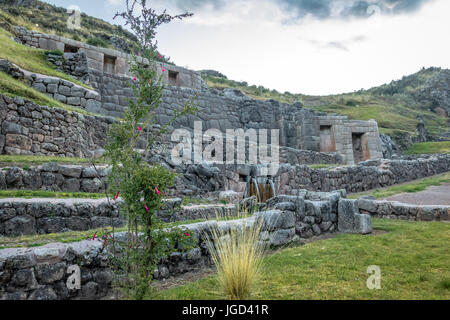 Tambomachay Inkaruinen mit Quellwasser - Cusco, Peru Stockfoto