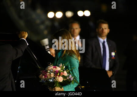 Warschau, Polen. 5. Juli 2017. US-Präsident Donald J. Trump, First Lady Melania Trump, Ivanka Trump und Jared Kushner zu offiziellen Besuch nach Polen zu kommen. Air Force One gerollt im 1. Lift Luftwaffenstützpunkt in Warschau. Der Präsident wird die drei Meere-Gipfel vor der Überschrift des G20-Gipfels in Deutschland teilnehmen. Bildnachweis: Jakob Ratz/Pacific Press/Alamy Live-Nachrichten Stockfoto