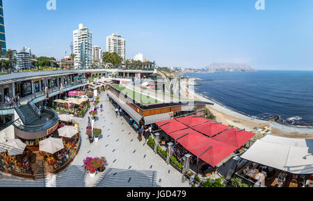 Panoramablick auf Einkaufszentrum Larcomar und der Küste von Miraflores - Lima, Peru Stockfoto