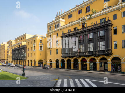 Colonial gelbes Gebäude mit Balkonen in die Innenstadt von Lima-City in der Nähe von Plaza Mayor - Lima, Peru Stockfoto