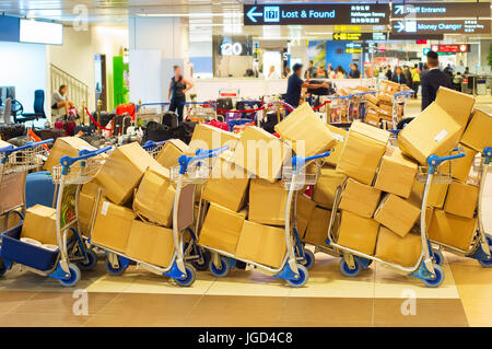 Viele Kartons auf einen Wagen am Flughafen-terminal Stockfoto