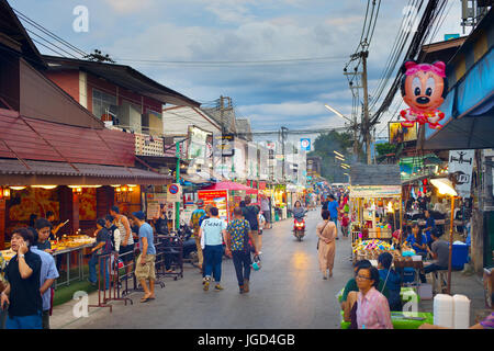 PAI, THAILAND - 3. Januar 2017: Menschen zu Fuß auf Pai Nachtmarkt in der Dämmerung. Pai ist die berühmte Touristenattraktion in Thailand Stockfoto