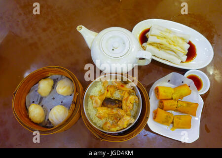 Verschiedene chinesische Satz, Knödel und Reis Nudel Brötchen, berühmte chinesische Küche Speisen auf einem Holztisch, Ansicht von oben. Chinesisches Restaurant-Konzept, als Stockfoto
