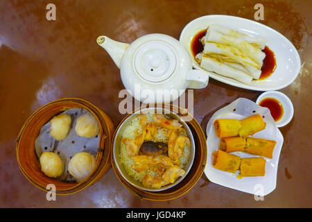 Verschiedene chinesische Satz, Knödel und Reis Nudel Brötchen, berühmte chinesische Küche Speisen auf einem Holztisch, Ansicht von oben. Chinesisches Restaurant-Konzept, als Stockfoto