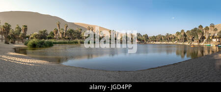 Panoramablick von Huacachina Oase - Ica, Peru Stockfoto