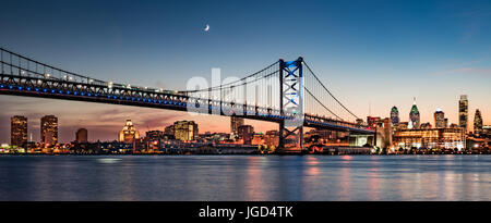 Philadelphia Skyine und Benjamin Franklin Bridge in der Dämmerung wie von Camden, New Jersey zu sehen Stockfoto