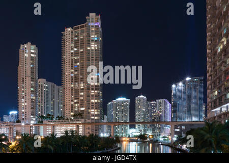 Blick nach Osten entlang des Miami River Waterfront Skyline von Miami Stockfoto