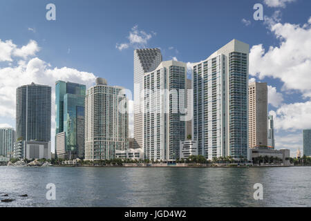 Am sonnigen Miami Skyline entlang der Biscayne Bay. Stockfoto