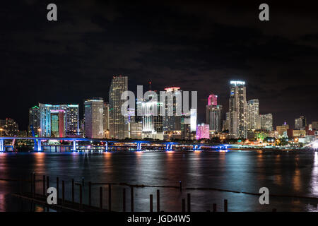 Skyline von Miami City-Nacht über Biscayne Bay Stockfoto