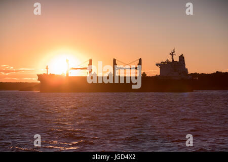 Silhouette der Frachter bei Sonnenuntergang Stockfoto