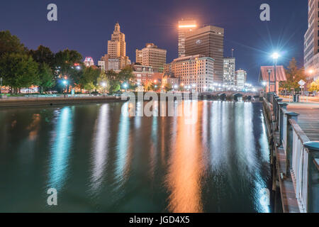 Providence, Rhode Island City Skyline bei Nacht entlang des Flusses Providence Stockfoto