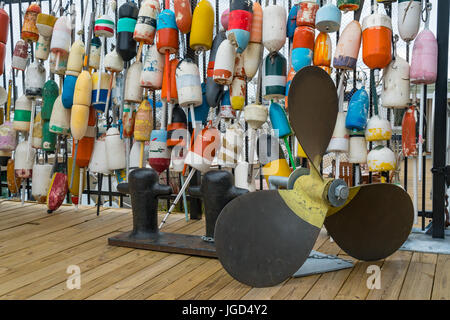 Sammlung von Hummer Bojen hängen an einem Zaun mit propeller Stockfoto