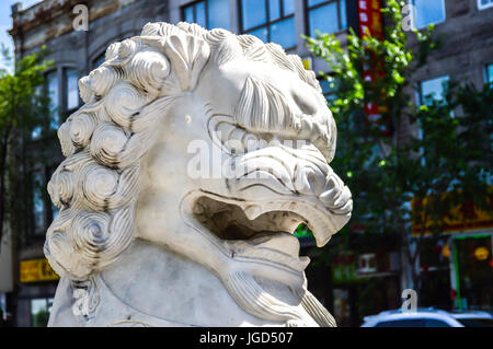 Traditionellen steinernen Drachen an einem Eingangstor von Chinatown in Montreal Stockfoto