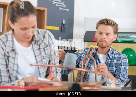 Klempner Löten Kupfer Heizungsrohren Stockfoto