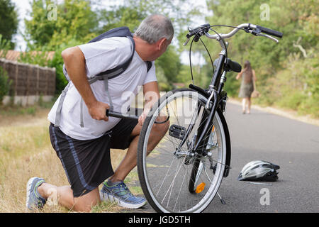 Man pumpt Fahrrad-Rad Stockfoto