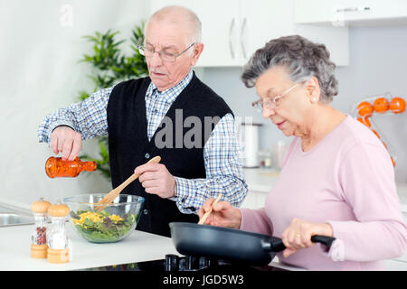 Älteres Paar in Küche Stockfoto