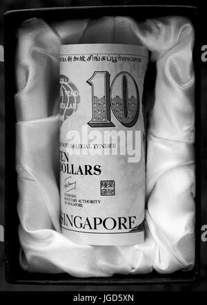 Singapur Dollar in einem Sarg - schwarz / weiß Stockfoto