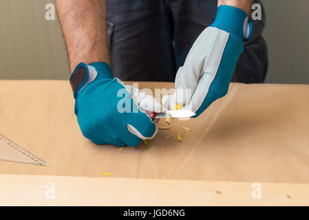 Bleistift mit Taschenmesser auf Holzarbeiten Workshoptisch, selektiven Fokus schärfen Handwerker Tischler Stockfoto