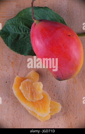 Detail der getrocknete Mango Scheiben mit ganz reifen Früchten auf hölzernen Hintergrund Stockfoto
