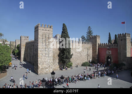 Menge an Real Alcazar Plaza del Triunfo Sevilla Andalusien Spanien Stockfoto