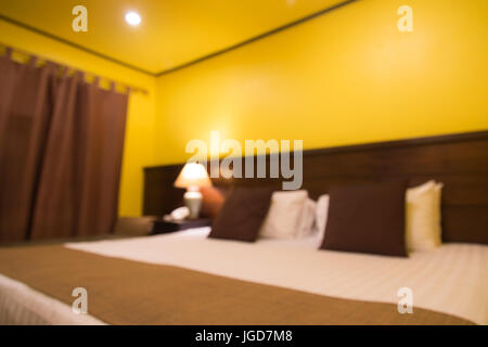 Abstrakte Unschärfe Bett in einem Hotelzimmer in der Nacht, Thailand. Stockfoto