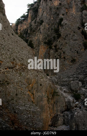 Aradena-Schlucht ist eine tiefe Kalkstein-Schlucht läuft aus der Lefka Ori oder weißen Berge bis in den Süden Kretas. Heutzutage ist es eine beliebte Wanderung Stockfoto