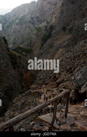 Aradena-Schlucht ist eine tiefe Kalkstein-Schlucht läuft aus der Lefka Ori oder weißen Berge bis in den Süden Kretas. Heutzutage ist es eine beliebte Wanderung Stockfoto