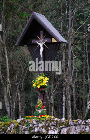 Italien, venezianischen Voralpen Hochebene von Asiago. Eine kleine hölzerne Kapelle mit dem Kruzifix. Stockfoto