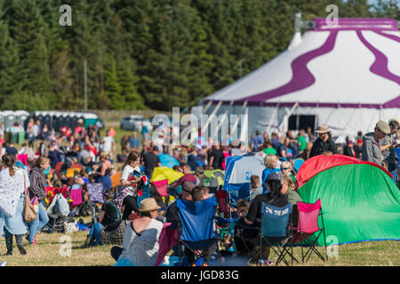 Dundrennan Schottland, UK - 25. Juli 2015: Festival-Besucher auf dem Festival Weidenmanns Stockfoto