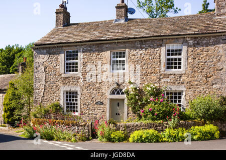 Eine typische solide Yorkshire Dales Stein Bauernhaus in dem Dorf Starbotton im oberen Wharfedale, North Yorkshire UK Stockfoto