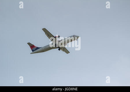 Luft-Serbien - serbische Airlines Flugzeug Landung in geringer Höhe über blauen Himmel; ATR Stockfoto