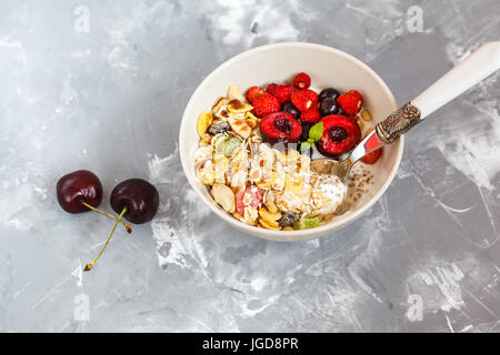 Griechischer Joghurt mit Beeren und Müsli. Gesundes Frühstück-Konzept. Stockfoto