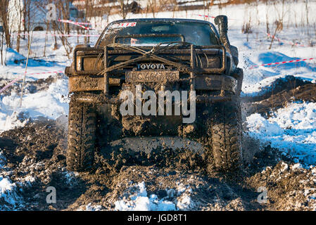 Lviv, Ukraine - 4. Dezember 2016: Unbekannte Rennfahrer auf Geländewagen Toyota überwindet die Strecke bei Amateur Wettbewerben unter den Off-Road-Fahrzeuge in der Nähe Stockfoto