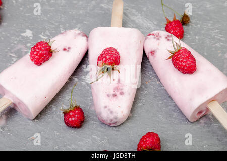Himbeer Eis auf grauem Hintergrund. Drei Eis am Stiel. top anzeigen. Hausgemachte Stockfoto