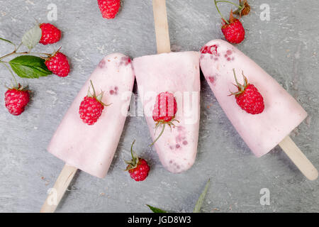 Himbeer Eis auf grauem Hintergrund. Drei Eis am Stiel. top anzeigen. Hausgemachte Stockfoto
