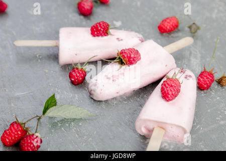 Himbeer Eis auf grauem Hintergrund. Drei Eis am Stiel. top anzeigen. Hausgemachte Stockfoto