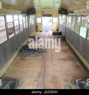 Vor dem Umbau. Treffen Sie die Familie verbrachte mehr als £23 K eine netzunabhängige Mobilheim komplett mit ihren legendären amerikanischen Schulbus Umwandlung Stockfoto