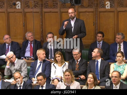 James Duddridge konservativer Abgeordneter für den Wahlkreis Rochford und Southend East in Essex, ist keine Krawatte tragen, da er eine während des Premierministers Fragen in das House Of Commons in London Frage. Stockfoto