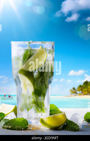 Tropic Sommerurlaub; Exotische Drinks am Weichzeichnen tropischen Strand Hintergrund Stockfoto