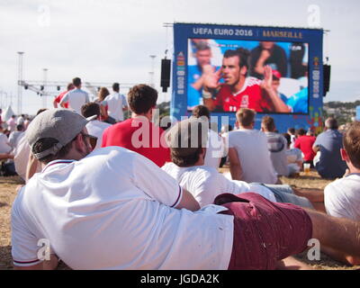 Marseille, Frankreich - 11. Juni 2016: England-Fans in der Fanzone, Wales V Slowakei vor ihrem eigenen Spiel gegen Russland zu sehen Stockfoto