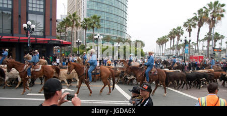 200 Longhorn-Rinder marschierten durch die Innenstadt von San Diego bei einem Almabtrieb, das San Diego County Fair zu fördern. Cowboys, Pferde und Hütehunde geführte 200 Longhorn Kühe auf einer Strecke über öffentliche Straßen von Downtown San Diego, San Diego County Fair zu fördern.  Mitwirkende: Atmosphäre wo: San Diego, Kalifornien, Vereinigte Staaten bei: Kredit-3. Juni 2017: Tony Forte/WENN Stockfoto