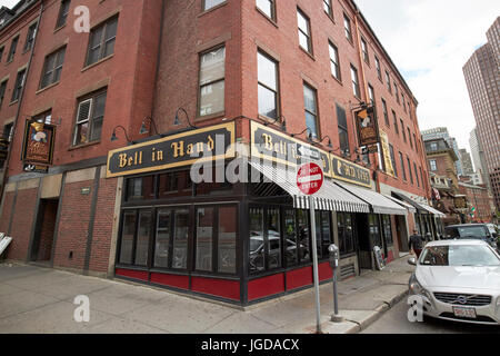 Glocke in der hand Tavern Pub Boston USA Stockfoto