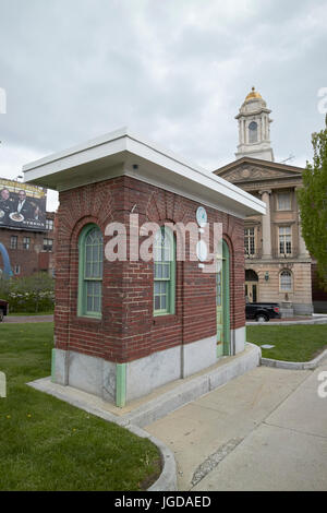 Alte Massachusetts Turnpike authority Mautstelle außerhalb Verkehr tunnel Verwaltungsgebäude ehemaliges Polizeirevier Nummer eins Boston USA Stockfoto