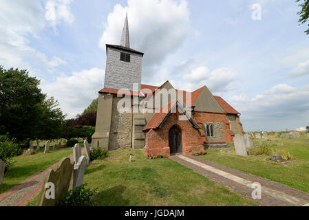 St. Laurence and All Saints Church in Eastwood, Southend, Essex, Großbritannien. Neben dem Flughafen London Southend Stockfoto